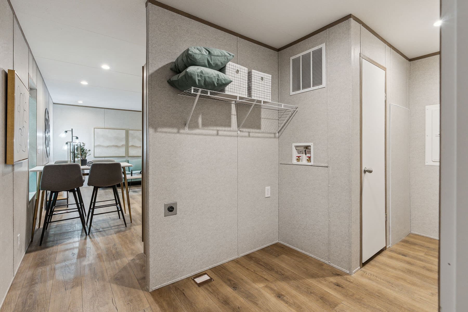 Click to enlarge Vertex single wide home — utility room (photo 34 of 34)