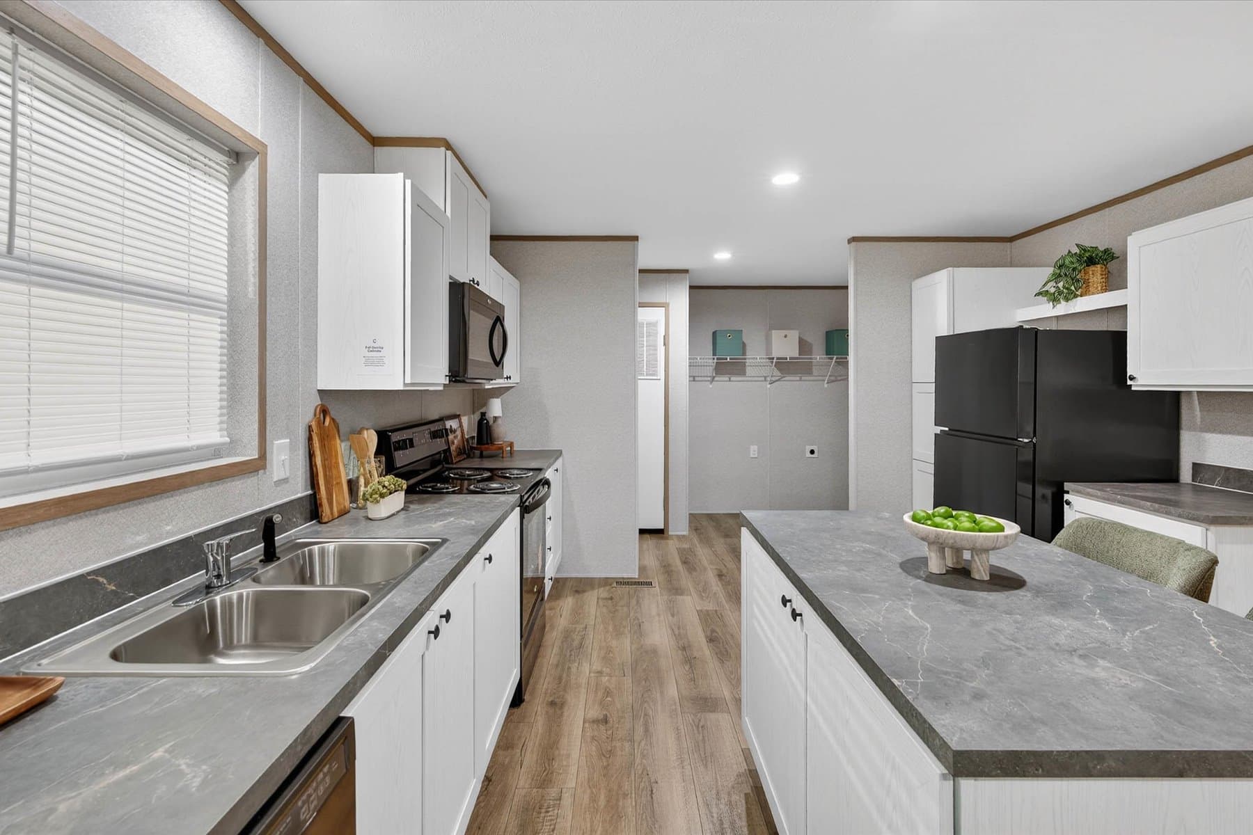 Click to enlarge The Grand multi-section home — kitchen (photo 26 of 37)