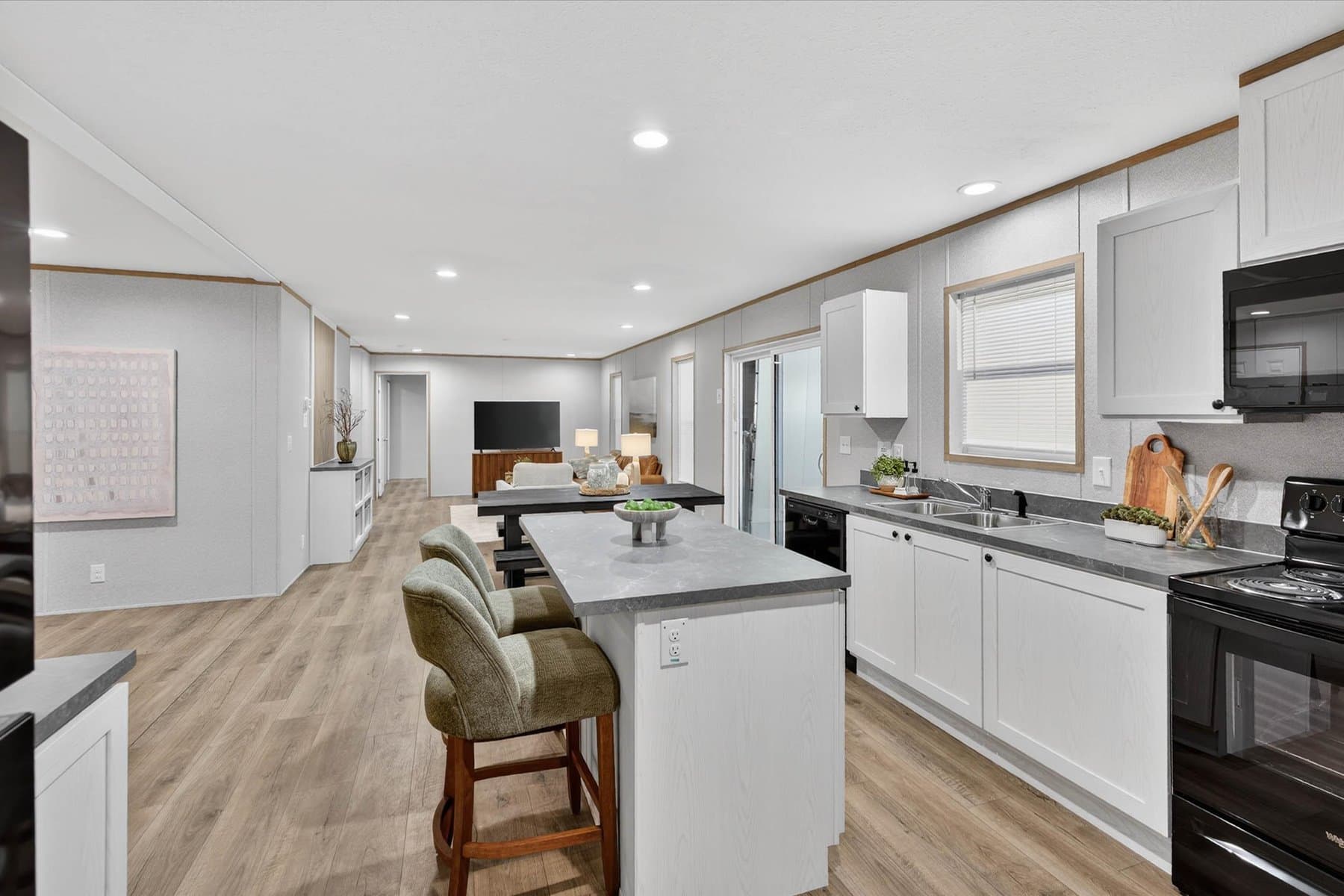 Click to enlarge The Grand multi-section home — kitchen (photo 27 of 37)