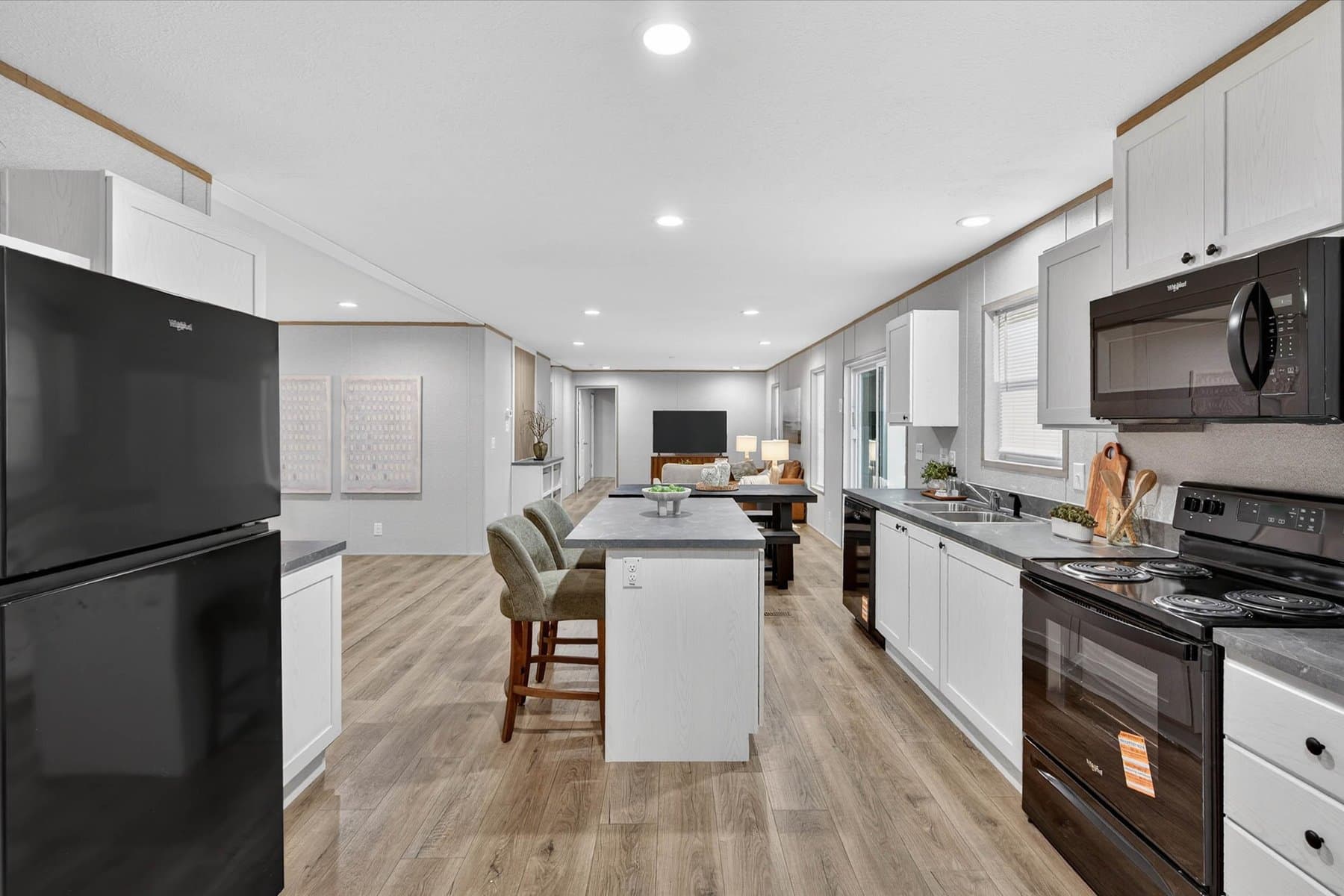 Click to enlarge The Grand multi-section home — kitchen (photo 28 of 37)
