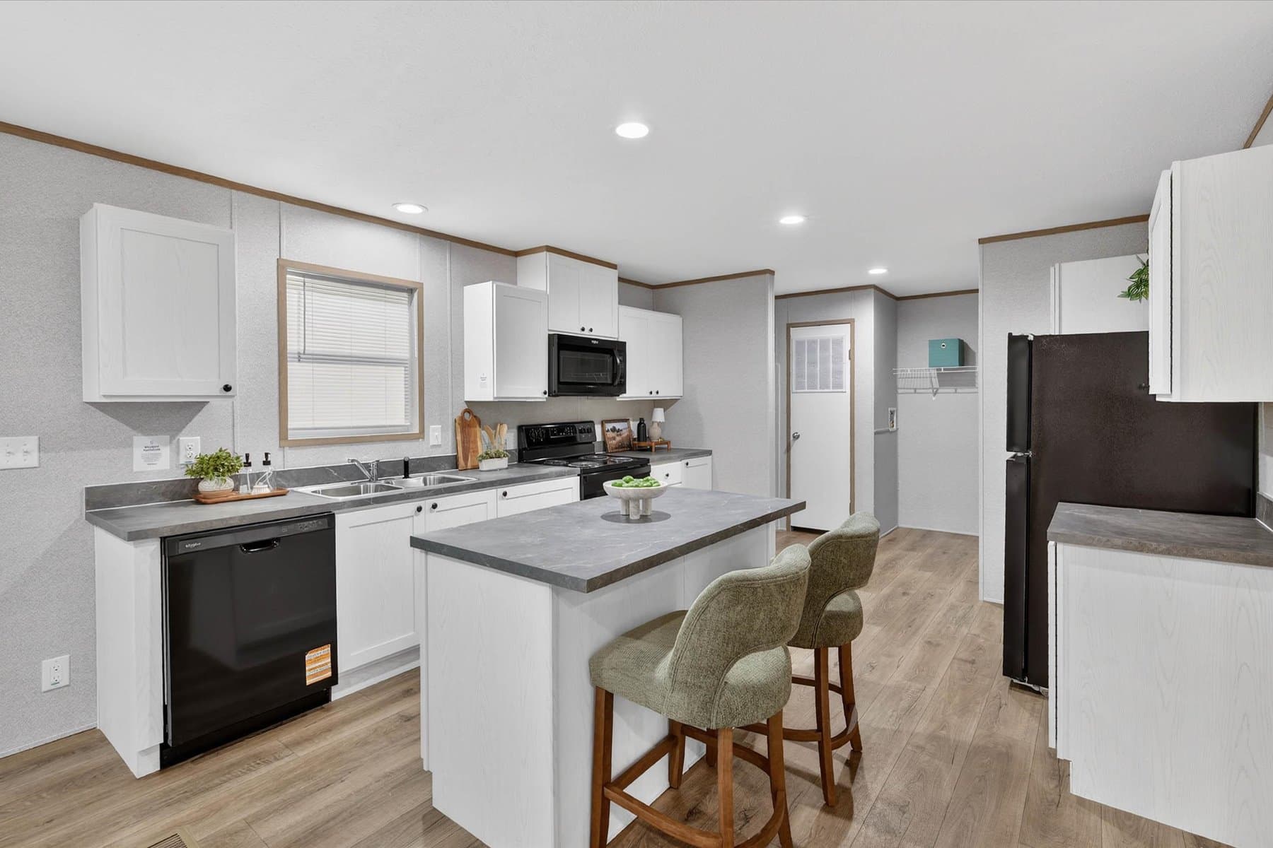 Click to enlarge The Grand multi-section home — kitchen (photo 29 of 37)