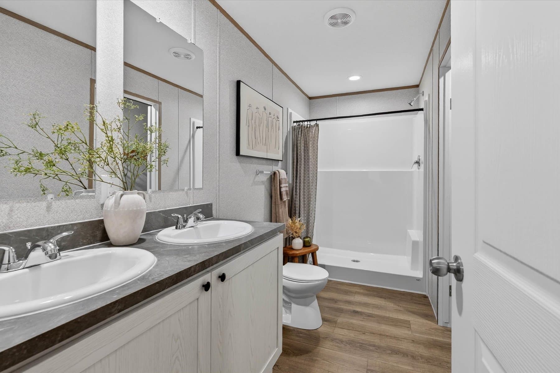 Click to enlarge The Grand multi-section home — primary bathroom (photo 33 of 37)